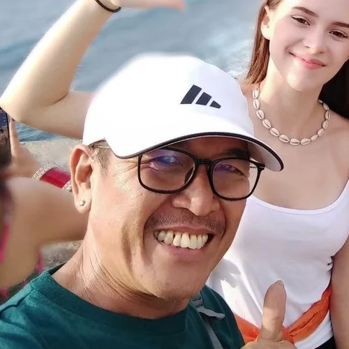 Gusti, Tirta Bali English-speaking driver, selfie with guests at Uluwatu