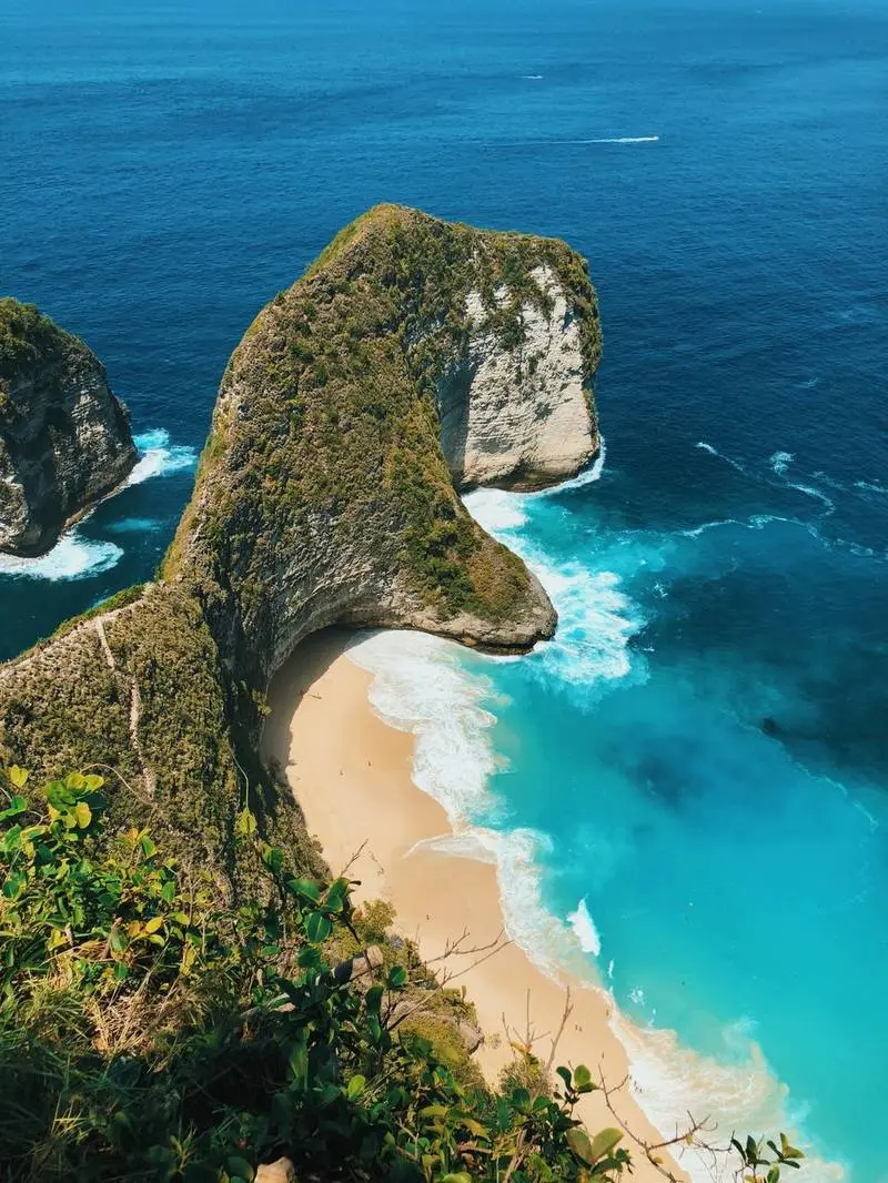 Kelingking cliff and turquoise bay, Nusa Penida